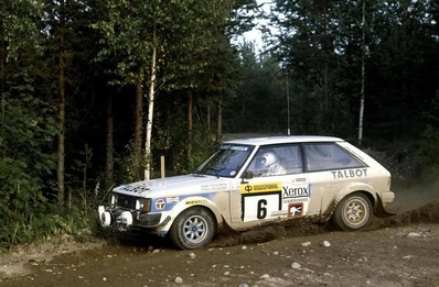 Henri Toivonen - Fred Gallagher
31º 1000 Lakes Rally 1981. Talbot Sunbeam Lotus (NVC 444W). Abandonó por el distribuidor en SS40 Lauttajarvi de 12.55 Km.

Del 28 al 30 de Agosto, Jyväskylä, Finlandia.
Superficie: tierra - grava.

El Rally tenia un total de 1418.89 km de los que 453.09 km divididos en 48 tramos eran especiales, (2 de ellas fueron canceladas SS11 y SS37 Ristijarvi de 13.20 Km).

Se inscribieron 152 equipos, tomaron la salida 146, finalizaron 66.@
Palabras clave: Henri_Toivonen;Talbot;Sunbeam;Lotus;Finlandia;1981