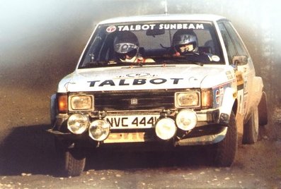 Henri Toivonen - Fred Gallagher
31º 1000 Lakes Rally 1981. Talbot Sunbeam Lotus (NVC 444W). Abandonó por el distribuidor en SS40 Lauttajarvi de 12.55 Km.

Del 28 al 30 de Agosto, Jyväskylä, Finlandia.
Superficie: tierra - grava.

El Rally tenia un total de 1418.89 km de los que 453.09 km divididos en 48 tramos eran especiales, (2 de ellas fueron canceladas SS11 y SS37 Ristijarvi de 13.20 Km).

Se inscribieron 152 equipos, tomaron la salida 146, finalizaron 66.@
Palabras clave: Henri_Toivonen;Fred_Gallagher;Talbot;Sunbeam;Lotus;Finlandia;1981