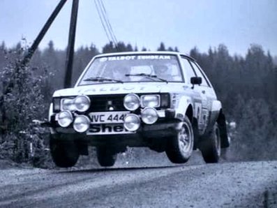 Henri Toivonen - Fred Gallagher
31º 1000 Lakes Rally 1981. Talbot Sunbeam Lotus (NVC 444W). Abandonó por el distribuidor en SS40 Lauttajarvi de 12.55 Km.

Del 28 al 30 de Agosto, Jyväskylä, Finlandia.
Superficie: tierra - grava.

El Rally tenia un total de 1418.89 km de los que 453.09 km divididos en 48 tramos eran especiales, (2 de ellas fueron canceladas SS11 y SS37 Ristijarvi de 13.20 Km).

Se inscribieron 152 equipos, tomaron la salida 146, finalizaron 66.@
Palabras clave: Henri_Toivonen;Fred_Gallagher;Talbot;Sunbeam;Lotus;Finlandia;1981;Saltos