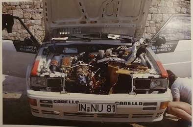 Audi Quattro en el 28º Acrópolis Rally 1981
De Hannu Mikkola - Arne Hertz

Excluido por un sistema que se basaba en que los faros, en los que solo estaba colocado el cristal, actuaban como una válvula, así contra mas velocidad, mas aire entraba y mas aspiraba el turbo.

Se retiraron alegando un problema técnico en sus coches, para no ser así­ descalificados del Mundial.
De ésta rodaron cabezas como la de Walter Tresser que fue sustituido por el gran Roland Gumpert.

Del 1 al 4 de Junio, Atenas - Piraeus, Grecia.
Superficie: tierra.

El Rally tenía un total de 2,504.60 km de los que 995.59 km divididos en 57 tramos eran especiales, (2 de ellos fueron cancelados, SS4 Neos Prodromos de 33.02 km y SS35 Mandra de 7.91 km).

Se inscribieron 133 equipos, tomaron la salida 133, finalizaron 22.

© Reinhard Klein
@
Palabras clave: ;Audi;Quattro;Grupo_B;Grecia;Acropolis;1981;detalles