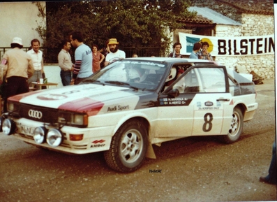 Hannu Mikkola - Arne Hertz
28º Rally Acrópolis 1981. Audi Quattro (IN-NU 81).

Excluido por un sistema que se basaba en que los faros dobles que llevaban los Audi, en uno de ellos, sacaron el vidrio y colocaron una rejilla, así contra mas velocidad, mas aire entraba y mas aspiraba el turbo.

Se retiraron alegando un problema técnico en sus coches, para no ser así­ descalificados del Mundial.
De ésta rodaron cabezas como la de Walter Tresser que fue sustituido por el gran Roland Gumpert.

Del 1 al 4 de Junio, Atenas - Piraeus, Grecia.
Superficie: tierra.

El Rally tenía un total de 2,504.60 km de los que 995.59 km divididos en 57 tramos eran especiales, (2 de ellos fueron cancelados, SS4 Neos Prodromos de 33.02 km y SS35 Mandra de 7.91 km).

Se inscribieron 133 equipos, tomaron la salida 133, finalizaron 22.

© Nektarios Plentydis
@
Palabras clave: ;Audi;Quattro;Grupo_B;Grecia;Acropolis;1981