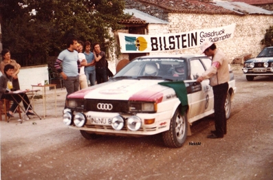 Hannu Mikkola - Arne Hertz
28º Rally Acrópolis 1981. Audi Quattro (IN-NU 81).

Excluido por un sistema que se basaba en que los faros dobles que llevaban los Audi, en uno de ellos, sacaron el vidrio y colocaron una rejilla, así contra mas velocidad, mas aire entraba y mas aspiraba el turbo.

Se retiraron alegando un problema técnico en sus coches, para no ser así­ descalificados del Mundial.
De ésta rodaron cabezas como la de Walter Tresser que fue sustituido por el gran Roland Gumpert.

Del 1 al 4 de Junio, Atenas - Piraeus, Grecia.
Superficie: tierra.

El Rally tenía un total de 2,504.60 km de los que 995.59 km divididos en 57 tramos eran especiales, (2 de ellos fueron cancelados, SS4 Neos Prodromos de 33.02 km y SS35 Mandra de 7.91 km).

Se inscribieron 133 equipos, tomaron la salida 133, finalizaron 22.

© Nektarios Plentydis
@
Palabras clave: ;Audi;Quattro;Grupo_B;Grecia;Acropolis;1981