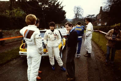30º Lombard RAC Rally 1981
Michèle Mouton y Fabrizia Pons, Audi Quattro (IN-NL 86) abandonaron por accidente en SS57 Maesgem 2 de 11.00 km) junto a Jean Todt.

El Renault 5 Turbo (440 VB 91) es de Jean Ragnotti - Martin Holmes, clasificado 5º.

Del 22 al 24 de Noviembre, Chester, Cheshire, Inglaterra.
Superficie: asfalto - tierra.

El Rally tenia un total de 2720.00 km de los que 722.00 km divididos en 65 tramos eran especiales.

Se inscribieron 154 equipos, tomaron la salida 151, finalizaron 54.@
Palabras clave: Michele_Mouton;Jean_Todt;Renault;Turbo;Lombard_RAC_Rally;Gran_Bretaña;Inglaterra;1981;Personajes