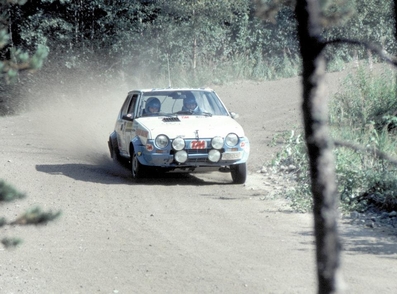 Mikael Sundström - Voitto Silander
31º Jyväskylän Suurajot - Rally of the 1000 Lakes 1981. Fiat Ritmo 75 Abarth. Abandonó por motor en SS43 Suluslahti de 6.67 Km.

Del 28 al 30 de Agosto, Jyväskylä, Finlandia.
Superficie: tierra - grava.

El Rally tenia un total de 1418.89 km de los que 453.09 km divididos en 48 tramos eran especiales, (2 de ellas fueron canceladas SS11 y SS37 Ristijarvi de 13.20 Km).

Se inscribieron 152 equipos, tomaron la salida 146, finalizaron 66.@
Palabras clave: ;Fiat;Ritmo;Abarth;Finlandia;1981