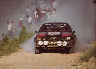 Michèle Mouton - Fabrizia Pons
28º Rally Acrópolis 1981. Audi Quattro (IN-NP 40).

Excluida por un sistema que se basaba en que los faros dobles que llevaban los Audi, en uno de ellos, sacaron el vidrio y colocaron una rejilla, así contra mas velocidad, mas aire entraba y mas aspiraba el turbo.

Se retiraron alegando un problema técnico en sus coches, para no ser así­ descalificados del Mundial.
De ésta rodaron cabezas como la de Walter Tresser que fue sustituido por el gran Roland Gumpert.

Del 1 al 4 de Junio, Atenas - Piraeus, Grecia.
Superficie: tierra.

El Rally tenía un total de 2,504.60 km de los que 995.59 km divididos en 57 tramos eran especiales, (2 de ellos fueron cancelados, SS4 Neos Prodromos de 33.02 km y SS35 Mandra de 7.91 km).

Se inscribieron 133 equipos, tomaron la salida 133, finalizaron 22.
@
Palabras clave: Michele_Mouton;Audi;Quattro;Grupo_B;Acropolis;Grecia;1981
