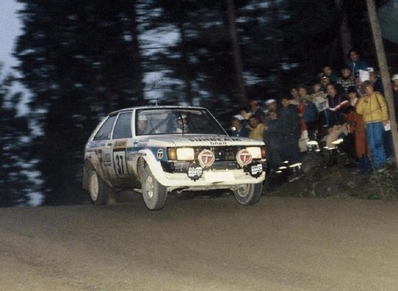 Harri Toivonen - Juha Paajanen
31º 1000 Lakes Rally 1981. Talbot Sunbeam Lotus (AKT 424). Abandonó, desconocemos el motivo en SS17 Hara de 9.08 km.

Del 28 al 30 de Agosto, Jyväskylä, Finlandia.
Superficie: tierra - grava.

El Rally tenia un total de 1418.89 km de los que 453.09 km divididos en 48 tramos eran especiales, (2 de ellas fueron canceladas SS11 y SS37 Ristijarvi de 13.20 Km).

Se inscribieron 152 equipos, tomaron la salida 146, finalizaron 66.@
Palabras clave: Harri_Toivonen;Talbot;Sunbeam;Lotus;Finlandia;1981;