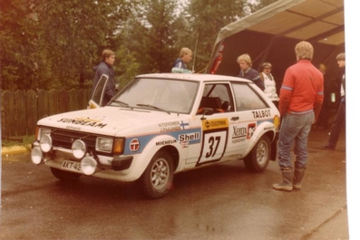 Harri Toivonen - Juha Paajanen
31º 1000 Lakes Rally 1981. Talbot Sunbeam Lotus (AKT 424). Abandonó, desconocemos el motivo en SS17 Hara de 9.08 km.

Del 28 al 30 de Agosto, Jyväskylä, Finlandia.
Superficie: tierra - grava.

El Rally tenia un total de 1418.89 km de los que 453.09 km divididos en 48 tramos eran especiales, (2 de ellas fueron canceladas SS11 y SS37 Ristijarvi de 13.20 Km).

Se inscribieron 152 equipos, tomaron la salida 146, finalizaron 66.@
Palabras clave: Harri_Toivonen;Talbot;Sunbeam;Lotus;Finlandia;1981