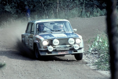 Heiki Ohu - Toomas Diener
31º 1000 Lakes Rally 1981. Lada VAZ 21011 (00-22). Abandonó en SS41 Rutajarvi de 15.66 km.

Del 28 al 30 de Agosto, Jyväskylä, Finlandia.
Superficie: tierra - grava.

El Rally tenia un total de 1418.89 km de los que 453.09 km divididos en 48 tramos eran especiales, (2 de ellas fueron canceladas SS11 y SS37 Ristijarvi de 13.20 Km).

Se inscribieron 152 equipos, tomaron la salida 146, finalizaron 66.@
Palabras clave: Lada;Finlandia;1981