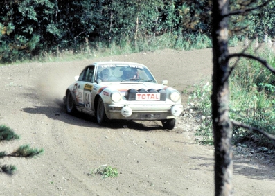 Maurice Chomat - Oriano Ghirardini
31º 1000 Lakes Rally 1981. Porsche 911 SC. Abandonò en SS24 Aijala de 4.55 Km.

Del 28 al 30 de Agosto, Jyväskylä, Finlandia.
Superficie: tierra - grava.

El Rally tenia un total de 1418.89 km de los que 453.09 km divididos en 48 tramos eran especiales, (2 de ellas fueron canceladas SS11 y SS37 Ristijarvi de 13.20 Km).

Se inscribieron 152 equipos, tomaron la salida 146, finalizaron 66.@
Palabras clave: Maurice_Chomat;Porsche;Finlandia;1981