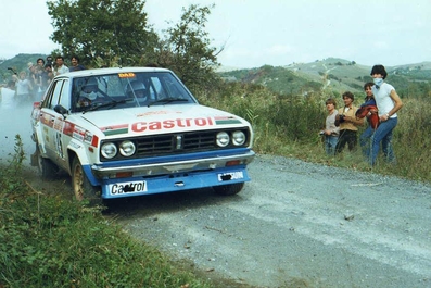 Anthony (Tony) Pond - Ian Grindrod
23º Rally de Sanremo 1981. Datsun Violet GT (KNY 58 YA 5563). Abandonó por la bomba de aceite en SS59 Colle d'Oggia 3.
Team Datsun Europe

Del 5 al 10 de Octubre, Sanremo, Italia.
Superficie: asfalto - tierra.

El Rally tenia un total de 2847.00 km de los que 751.06 km divididos en 61 tramos eran especiales, (2 de ellas fueron canceladas SS51 Upega de 12.35 km y SS56 San Romolo de 34.95 km).

Tomaron la salida 63 equipos, finalizaron 27.@
Palabras clave: Datsun;Violet;Sanreno;1981