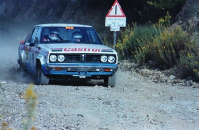Anthony (Tony) Pond - Ian Grindrod
23º Rally de Sanremo 1981. Datsun Violet GT (KNY 58 YA 5563). Abandonó por la bomba de aceite en SS59 Colle d'Oggia 3.
Team Datsun Europe

Del 5 al 10 de Octubre, Sanremo, Italia.
Superficie: asfalto - tierra.

El Rally tenia un total de 2847.00 km de los que 751.06 km divididos en 61 tramos eran especiales, (2 de ellas fueron canceladas SS51 Upega de 12.35 km y SS56 San Romolo de 34.95 km).

Tomaron la salida 63 equipos, finalizaron 27.@
Palabras clave: Datsun;Violet;Sanreno;1981