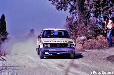 Anthony (Tony) Pond - Ian Grindrod
23º Rally de Sanremo 1981. Datsun Violet GT. Abandonò por la bomba de aceite en SS59 Colle d'Oggia 3.
El Rally tenia un total de 2847 km de los que 751 km divididos en 61 tramos, eran especiales, (2 de ellas fueron canceladas SS51 y SS56 San Romolo.
Se inscribieron 66 equipos, tomaron la salida 63, finalizaron 27.
Foto de Alberto Anam.@@
Palabras clave: Tony_Pond;Datsun;Violet;Sanreno;1981