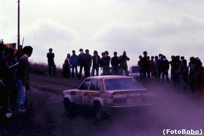 Anthony (Tony) Pond - Ian Grindrod
23º Rally de Sanremo 1981. Datsun Violet GT (KNY 58 YA 5563). Abandonó por la bomba de aceite en SS59 Colle d'Oggia 3.
Team Datsun Europe

Del 5 al 10 de Octubre, Sanremo, Italia.
Superficie: asfalto - tierra.

El Rally tenia un total de 2847.00 km de los que 751.06 km divididos en 61 tramos eran especiales, (2 de ellas fueron canceladas SS51 Upega de 12.35 km y SS56 San Romolo de 34.95 km).

Tomaron la salida 63 equipos, finalizaron 27.

© Alberto Anam
@
Palabras clave: Datsun;Violet;Sanreno;1981