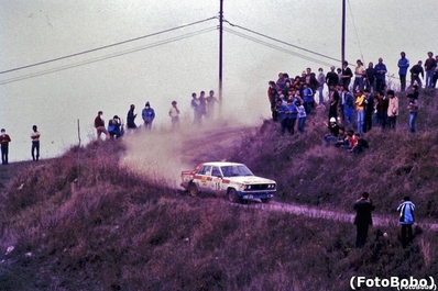 Anthony (Tony) Pond - Ian Grindrod
23º Rally de Sanremo 1981. Datsun Violet GT (KNY 58 YA 5563). Abandonó por la bomba de aceite en SS59 Colle d'Oggia 3.
Team Datsun Europe

Del 5 al 10 de Octubre, Sanremo, Italia.
Superficie: asfalto - tierra.

El Rally tenia un total de 2847.00 km de los que 751.06 km divididos en 61 tramos eran especiales, (2 de ellas fueron canceladas SS51 Upega de 12.35 km y SS56 San Romolo de 34.95 km).

Tomaron la salida 63 equipos, finalizaron 27.

© Alberto Anam
@
Palabras clave: Datsun;Violet;Sanreno;1981