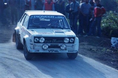 Adartico Vudafieri - Arnaldo Bernacchini
23º Rallye Sanremo 1981. Fiat 131 Abarth. Abandonó por accidente en SS26 Talbot 1.

Del 5 al 10 de Octubre, Sanremo, Italia.
Superficie: asfalto - tierra.

El Rally tenia un total de 2847.00 km de los que 751.06 km divididos en 61 tramos eran especiales, (2 de ellas fueron canceladas SS51 Upega de 12.35 km y SS56 San Romolo de 34.95 km).

Tomaron la salida 63 equipos, finalizaron 27.@
Palabras clave: Adartico_Vudafieri;Arnaldo_Bernacchini;Fiat;Abarth;Sanremo;1981