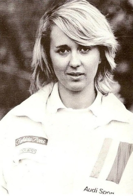 Fabrizia Pons (1981)
Copiloto de Michèle Mouton de 1981 a 1986.

Fabrizia Pons (26 de junio de 1955) es una ex copiloto y ex piloto de rally italiana que ha competido en el Campeonato Mundial de Rally entre 1978 y 1998.

Compitió en el mundial como copiloto 64 veces, haciendo una participación también como piloto en el Sanremo de 1978. Junto a Jean-Claude Lefebvre son los únicos que han sumado puntos para el campeonato mundial tanto como piloto como copiloto. 

También participó en el Rally Dakar en cinco ocasiones junto a los pilotos Jutta Kleinschmidt, con quien fue tercera en 2005, y con Ari Vatanen.

Como piloto participó en el Rally de San Remo de 1978 junto a la copiloto Grabriella Zappia en un Opel Kadett GT/E de grupo 1 logrando la novena posición. Al año siguiente iniciò su carrera como copiloto debutando en el Rally de Gran Bretaña con el italiano Luigi Battistoli en un Fiat 131 Abarth.

En 1981 formó equipo con la francesa Michèle Mouton con la que compitió hasta 1986 logrando cuatro victorias y el subcampeonato de 1982. 

Posteriormente corrió también con Ari Vatanen en 1994 y con Piero Liatti entre 1996 y 1998 con el que logró su quinta y última victoria en el Mundil de Rallyes.
Palabras clave: ;1981;Personajes