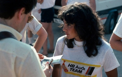 Michèle Mouton
Piloto Oficial del equipo Audi Sport

En 1981 la fichó Audi para probar el nuevo modelo Quattro Sport del Grupo 4 y para secundar a Hannu Mikkola en la búsqueda del tí­tulo mundial.

En su debut entró en la historia del Campeonato Mundial de Rally al ser la primera mujer (y la única) en ganar una prueba del Campeonato Mundial de Rallyes; fue en el Rally de San Remo, en octubre de ese año.

En 1982 hace equipo con Stig Blomqvist y junto con Hannu Mikkola marcan el ritmo del Campeonato desde el inicio de la temporada, con el segundo lugar de Mikkola en el Rally de Monte-Carlo y la victoria de Blomqvist en el Rally de Suecia.

Mouton suma tres victorias más a su historial:
El Rally de Portugal, el Rally de Brasil y el Rally Acrópolis, sin embargo por la inconsistencia del del Audi Quattro que conducí­a, dejó el tí­tulo en manos de su rival, Walter Röhrl, quien se coronó Campeón del Mundo durante el Rally de Costa de Marfil, Mouton terminó como subcampeona, el mejor lugar en la historia del Campeonato Mundial para una mujer.

Foto: credit to Audi Press Department
Palabras clave: Michele_Mouton;Personajes;1981