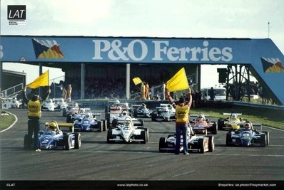 Henri Toivonen
En la foto una carrera de los Thruxton F3 donde Henri sale desde la pole en una carrera ganada por Martin Brundle.

En 1982, compitió en algunas rondas del campeonato británico de Fórmula 3, incluida la ronda final en Thruxton para el joven equipo de Eddie Jordan, y terminó décimo

Fue una experiencia que disfrutó. 
"Fue increí­blemente emocionante", dijo mirando hacia atrás en una entrevista en 1984.
"En F3, todos quieren ganar a toda costa, ¡están locos! Fue una là¡stima que no tuviera un motor más potente, pero aunque lo disfruté, ya soy demasiado viejo para cambiar a los monoplazas.

"Si quieres llegar a la F1 tienes que estar muy cerca para cuando tengas 25 años, con un pie ya en la delantera. Pero la F1 es realmente genial. En 1982 pude conducir el F1 March de Raul Boesel, qué emoción ".

El propio Jordan vio talento, comparando al finlandés con un joven Ayrton Senna, que comenzó la carrera Thruxton F3 desde la pole en una carrera ganada por Martin Brundle.
"No sé si se hubiera convertido en Campeón de la Fórmula 1", citó Jordan en un libro finlandés sobre Toivonen, "Pero hubiera ganado Grandes Premios, de eso estoy absolutamente seguro".
Palabras clave: Henri_Toivonen;Formula;1982