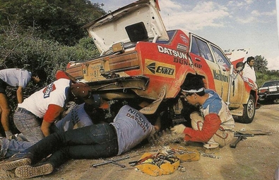 Asistencia del Equiopo D.T. Dobie & Co en el 30º Marlboro Safari Rally 1982
En el Nissan Violet GT (KNY59NA8198) de Chandrashekhar Mehta - Mike Doughty, clasificado 1º.

Del 8 al 12 de Abril, Nairobi, Kenya, Africa.
Superficie: tierra.

El Rally tenia un total de 5120 km con 83 controles horarios.

Tomaron la salida 73 equipos, finalizaron 21.@
Palabras clave: Datsun;Violet;Safari;1982