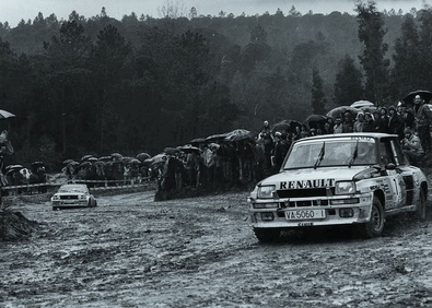 30º Rally Costa Brava 1982
Foto en el Circuito de Sils
SS39 último tramo especial de la prueba
Ésta especial se acabó anulando porque la lluvia que cayó a cántaros dejó el circuito impracticable. Hay que decir que ya no era valedero para la clasificacion ésta especial, era meramente espectáculo.

En primer plano de la foto:
7# Renault 5 Turbo (VA-5060-I) de Genito Ortiz - Guillermo Barreras, clasificado 2º.

Al final de la foto podemos ver a:
2# Opel Ascona 400 de Antonio Fassina (Tony) - Roberto Dalpozzo (Rudy), clasificado 1º.

Del 18 al 21 de Febrero, Lloret de Mar, Girona, Catalunya, España.
Superficie: asfalto - tierra.

El Raly tenía un total de 470.23 km cronometrados divididos en 2 etapas y 39 tramos especiales.

Tomaron la salida 71 equipos, finalizaron 26.
@
Palabras clave: Costa_Brava;Renault;Opel;Ascona;Abarth;1982;España;Spain