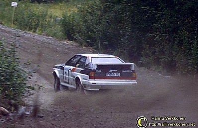 Hannu Mikkola - Arne Hertz
32º Rally of the 1000 Lakes 1982. Audi Quattro (IN-NN 82). Clasificado 1º.

Del 27 al 29 de Agosto, Jyväskylä, Finlandia.
Superficie: tierra.

El Rally tenia un total de 1432.00 km de los que 479.82 km divididos en 47 tramos eran especiales, (una de ellas fue cancelada SS39 Kalasaari de8.85 km).

Tomaron la salida 154 equipos, finalizaron 68.@
Palabras clave: ;Audi;Quattro;Finlandia;1982