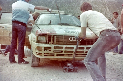 Michèle Mouton - Fabrizia Pons
29º Rothmans Acropolis Rally 1982. Audi Quattro (IN-NU 40). Clasificada 1ª.

Del 31 de Mayo al 3 de Junio, Atenas, Grecia.
Superficie: tierra.

El Rally tení­a un total de 2603.00 km de los que 1004.58 km divididos en 57 tramos eran especiales (dos de ellos fueron cancelados SS10 Moschokaria 1 de 10.00 km y SS38 Killini de 27 Km).

Tomaron la salida 136 equipos, finalizaron 32.@
Palabras clave: Michele_Mouton;Audi;Quattro;Acropolis;Grecia;Grupo_B;1982;Mujeres;Womens