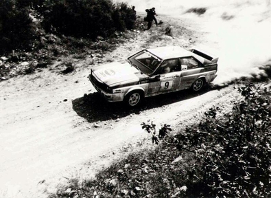 Michèle Mouton - Fabrizia Pons
29º Rothmans Acropolis Rally 1982. Audi Quattro (IN-NU 40). Clasificada 1ª.

Del 31 de Mayo al 3 de Junio, Atenas, Grecia.
Superficie: tierra.

El Rally tení­a un total de 2603.00 km de los que 1004.58 km divididos en 57 tramos eran especiales (dos de ellos fueron cancelados SS10 Moschokaria 1 de 10.00 km y SS38 Killini de 27 Km).

Tomaron la salida 136 equipos, finalizaron 32.@
Palabras clave: Michele_Mouton;Audi;Quattro;Acropolis;Grecia;Grupo_B;1982;Mujeres;Womens