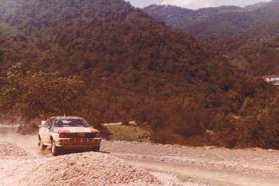 Michèle Mouton - Fabrizia Pons
29º Rothmans Acropolis Rally 1982. Audi Quattro (IN-NU 40). Clasificada 1ª.

Del 31 de Mayo al 3 de Junio, Atenas, Grecia.
Superficie: tierra.

El Rally tení­a un total de 2603.00 km de los que 1004.58 km divididos en 57 tramos eran especiales (dos de ellos fueron cancelados SS10 Moschokaria 1 de 10.00 km y SS38 Killini de 27 Km).

Tomaron la salida 136 equipos, finalizaron 32.@
Palabras clave: Michele_Mouton;Fabrizia_Pons;Audi;Quattro;Acropolis;Grecia;Grupo_B;1982