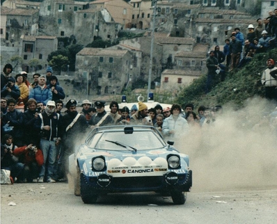 Fabrizio Tabaton - Luciano Tedeschini
15º Rallye dell'Isola d'Elba 1982. Lancia Stratos HF (TO N14329). Clasificado 1º.
H.F. Grifone SRL

Unidad ex-Darniche.
Tabaton compró para 1982 todo el material Chardonnet (dos stratos), si bien el Stratos "asfalto" lo destruyó en el Rallye Sicilia.

Del 22 al 24 de Abril, Marina di Campo.
Superficie: asfalto - tierra.

El Rally tenia un total de 1004.00 km de los que no sabemos cuantos Km divididos en 37 tramos especiales.

Tomaron la salida 87 equipos, finalizaron 29.
@
Palabras clave: Elba;Lancia;1982;Stratos