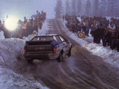 Stig Blomqvist - Bjorn Cederberg
32º International Swedish Rally 1982. Audi Quattro (N-DC 163). Clasificado 1º.
Audi Sport Sweden

Del 12 al 14 de Febrero, Karlstad, Suecia.
Superficie: nieve - hielo.

El Rally tenia un total de 1390.00 km de los que 366.51 km divididos en 25 tramos eran especiales (2 de ellas fueron canceladas SS11 Rada de 6 Km y SS14 Klaralven de 8 Km).

Tomaron la salida 116 equipos, finalizaron 68.@
Palabras clave: Stig_Blomqvist;Bjorn_Cederberg;Audi;Quattro;Suecia;grupo_B;nieve;1982