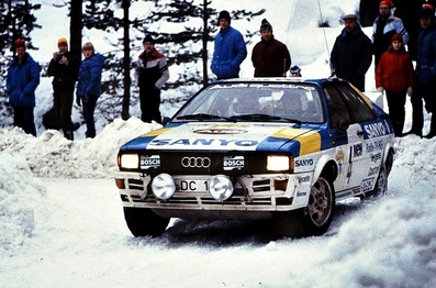 Stig Blomqvist - Bjorn Cederberg
32º International Swedish Rally 1982. Audi Quattro (N-DC 163). Clasificado 1º.

Del 12 al 14 de Febrero, Karlstad, Suecia.
Superficie: nieve - hielo.

El Rally tenia un total de 1390.00 km de los que 366.51 km divididos en 25 tramos eran especiales (2 de ellas fueron canceladas SS11 Rada de 6 Km y SS14 Klaralven de 8 Km).

Tomaron la salida 116 equipos, finalizaron 68.@
Palabras clave: Stig_Blomqvist;Audi;Quattro;Suecia;grupo_B;nieve;1982