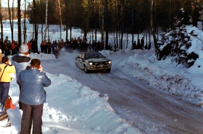 Stig Blomqvist - Bjorn Cederberg
32º International Swedish Rally 1982. Audi Quattro (N-DC 163). Clasificado 1º.

Del 12 al 14 de Febrero, Karlstad, Suecia.
Superficie: nieve - hielo.

El Rally tenia un total de 1390.00 km de los que 366.51 km divididos en 25 tramos eran especiales (2 de ellas fueron canceladas SS11 Rada de 6 Km y SS14 Klaralven de 8 Km).

Tomaron la salida 116 equipos, finalizaron 68.@
Palabras clave: Stig_Blomqvist;Audi;Quattro;Suecia;grupo_B;nieve;1982