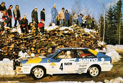 Stig Blomqvist - Bjorn Cederberg
32º International Swedish Rally 1982. Audi Quattro (N-DC 163). Clasificado 1º.

Del 12 al 14 de Febrero, Karlstad, Suecia.
Superficie: nieve - hielo.

El Rally tenia un total de 1390.00 km de los que 366.51 km divididos en 25 tramos eran especiales (2 de ellas fueron canceladas SS11 Rada de 6 Km y SS14 Klaralven de 8 Km).

Tomaron la salida 116 equipos, finalizaron 68.@
Palabras clave: Stig_Blomqvist;Audi;Quattro;Suecia;grupo_B;nieve;1982