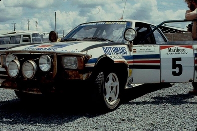 Walter Röhrl - Christian Geistdörfer
30º Marlboro Safari Rally 1982. Opel Ascona 400. Clasificado 2º.

Del 8 al 12 de Abril, Nairobi, Kenya, Africa.
Superficie: tierra.

El Rally tenia un total de 5120 km con 83 controles horarios.

Tomaron la salida 73 equipos, finalizaron 21.@
Palabras clave: Walter_Röhrl;Opel;Ascona;Safari;1982