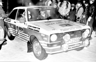 Ari Vatanen - Terry Harryman
32º Internacional Rally de Suecia 1982. Ford Escort RS 1800 MKII (UY Y256S). Clasificado 2º.

Del 12 al 14 de Enero, Karlstad, Suecia.
Superficie: nieve - hielo.

El Rally tenia un total de 1390 km de los que 358 km divididos en 25 tramos eran especiales (2 de ellas fueron canceladas SS11 Rada de 6 Km y S14 Klaralven de 8 Km).

Tomaron la salida 116 equipos, finalizaron 68.@
Palabras clave: ;Terry_Harryman;Ford;Escort;RS;MKII;Suecia;nieve;1982