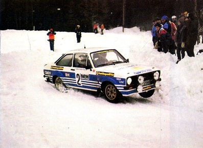 Ari Vatanen - Terry Harryman
32º Internacional Rally de Suecia 1982. Ford Escort RS 1800 MKII (UY Y256S). Clasificado 2º.

Del 12 al 14 de Enero, Karlstad, Suecia.
Superficie: nieve - hielo.

El Rally tenia un total de 1390 km de los que 358 km divididos en 25 tramos eran especiales (2 de ellas fueron canceladas SS11 Rada de 6 Km y S14 Klaralven de 8 Km).

Tomaron la salida 116 equipos, finalizaron 68.@
Palabras clave: ;Terry_Harryman;Ford;Escort;RS;MKII;Suecia;nieve;1982
