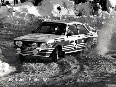 Ari Vatanen - Terry Harryman
32º Internacional Rally de Suecia 1982. Ford Escort RS 1800 MKII (UY Y256S). Clasificado 2º.

Del 12 al 14 de Enero, Karlstad, Suecia.
Superficie: nieve - hielo.

El Rally tenia un total de 1390 km de los que 358 km divididos en 25 tramos eran especiales (2 de ellas fueron canceladas SS11 Rada de 6 Km y S14 Klaralven de 8 Km).

Tomaron la salida 116 equipos, finalizaron 68.@
Palabras clave: ;Terry_Harryman;Ford;Escort;RS;MKII;Suecia;nieve;1982