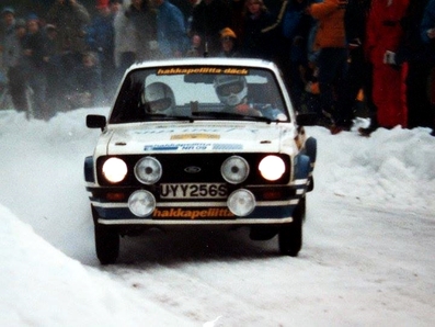 Ari Vatanen - Terry Harryman
32º Internacional Rally de Suecia 1982. Ford Escort RS 1800 MKII (UY Y256S). Clasificado 2º.

Del 12 al 14 de Enero, Karlstad, Suecia.
Superficie: nieve - hielo.

El Rally tenia un total de 1390 km de los que 358 km divididos en 25 tramos eran especiales (2 de ellas fueron canceladas SS11 Rada de 6 Km y S14 Klaralven de 8 Km).

Tomaron la salida 116 equipos, finalizaron 68.@
Palabras clave: ;Terry_Harryman;Ford;Escort;RS;MKII;Suecia;nieve;1982