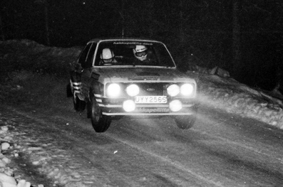 Ari Vatanen - Terry Harryman
32º Internacional Rally de Suecia 1982. Ford Escort RS 1800 MKII (UY Y256S). Clasificado 2º.

Del 12 al 14 de Enero, Karlstad, Suecia.
Superficie: nieve - hielo.

El Rally tenia un total de 1390 km de los que 358 km divididos en 25 tramos eran especiales (2 de ellas fueron canceladas SS11 Rada de 6 Km y S14 Klaralven de 8 Km).

Tomaron la salida 116 equipos, finalizaron 68.@
Palabras clave: ;Terry_Harryman;Ford;Escort;RS;MKII;Suecia;nieve;1982