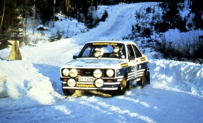 Ari Vatanen - Terry Harryman
32º Internacional Rally de Suecia 1982. Ford Escort RS 1800 MKII (UY Y256S). Clasificado 2º.

Del 12 al 14 de Enero, Karlstad, Suecia.
Superficie: nieve - hielo.

El Rally tenia un total de 1390 km de los que 358 km divididos en 25 tramos eran especiales (2 de ellas fueron canceladas SS11 Rada de 6 Km y S14 Klaralven de 8 Km).

Tomaron la salida 116 equipos, finalizaron 68.@
Palabras clave: ;Terry_Harryman;Ford;Escort;RS;MKII;Suecia;nieve;1982