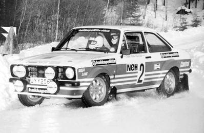 Ari Vatanen - Terry Harryman
32º Internacional Rally de Suecia 1982. Ford Escort RS 1800 MKII (UY Y256S). Clasificado 2º.

Del 12 al 14 de Enero, Karlstad, Suecia.
Superficie: nieve - hielo.

El Rally tenia un total de 1390 km de los que 358 km divididos en 25 tramos eran especiales (2 de ellas fueron canceladas SS11 Rada de 6 Km y S14 Klaralven de 8 Km).

Tomaron la salida 116 equipos, finalizaron 68.@
Palabras clave: ;Terry_Harryman;Ford;Escort;RS;MKII;Suecia;nieve;1982