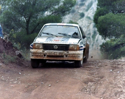Walter Röhrl - Christian Geistdörfer
29º Rally Acrópolis 1982. Opel Ascona 400 (GG-CJ 991). Clasificado 2º.

Del 31 de Mayo al 3 de Junio, Atenas, Grecia.
Superficie: tierra.

El Rally tení­a un total de 2603.00 km de los que 1004.58 km divididos en 57 tramos eran especiales (dos de ellos fueron cancelados SS10 Moschokaria 1 de 10.00 km y SS38 Killini de 27 Km).

Tomaron la salida 136 equipos, finalizaron 32.@
Palabras clave: Walter_Röhrl;Opel;Ascona;Acropolis;Grecia;1982