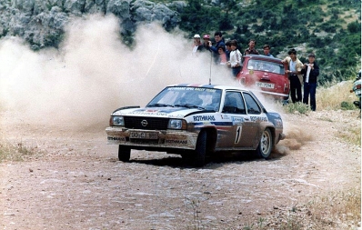 Walter Röhrl - Christian Geistdörfer
29º Rally Acrópolis 1982. Opel Ascona 400 (GG-CJ 991). Clasificado 2º.

Del 31 de Mayo al 3 de Junio, Atenas, Grecia.
Superficie: tierra.

El Rally tení­a un total de 2603.00 km de los que 1004.58 km divididos en 57 tramos eran especiales (dos de ellos fueron cancelados SS10 Moschokaria 1 de 10.00 km y SS38 Killini de 27 Km).

Tomaron la salida 136 equipos, finalizaron 32.@
Palabras clave: Walter_Röhrl;Opel;Ascona;Acropolis;Grecia;1982