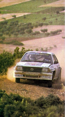 Walter Röhrl - Christian Geistdörfer
29º Rally Acrópolis 1982. Opel Ascona 400 (GG-CJ 991). Clasificado 2º.

Del 31 de Mayo al 3 de Junio, Atenas, Grecia.
Superficie: tierra.

El Rally tení­a un total de 2603.00 km de los que 1004.58 km divididos en 57 tramos eran especiales (dos de ellos fueron cancelados SS10 Moschokaria 1 de 10.00 km y SS38 Killini de 27 Km).

Tomaron la salida 136 equipos, finalizaron 32.@
Palabras clave: Walter_Röhrl;Opel;Ascona;Acropolis;Grecia;1982