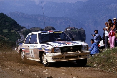 Walter Röhrl - Christian Geistdörfer
29º Rally Acrópolis 1982. Opel Ascona 400 (GG-CJ 991). Clasificado 2º.

Del 31 de Mayo al 3 de Junio, Atenas, Grecia.
Superficie: tierra.

El Rally tení­a un total de 2603.00 km de los que 1004.58 km divididos en 57 tramos eran especiales (dos de ellos fueron cancelados SS10 Moschokaria 1 de 10.00 km y SS38 Killini de 27 Km).

Tomaron la salida 136 equipos, finalizaron 32.@
Palabras clave: Walter_Röhrl;Opel;Ascona;Acropolis;Grecia;1982
