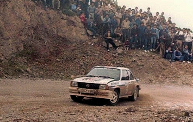 Walter Röhrl - Christian Geistdörfer
29º Rally Acrópolis 1982. Opel Ascona 400 (GG-CJ 991). Clasificado 2º.

Del 31 de Mayo al 3 de Junio, Atenas, Grecia.
Superficie: tierra.

El Rally tení­a un total de 2603.00 km de los que 1004.58 km divididos en 57 tramos eran especiales (dos de ellos fueron cancelados SS10 Moschokaria 1 de 10.00 km y SS38 Killini de 27 Km).

Tomaron la salida 136 equipos, finalizaron 32.@
Palabras clave: Walter_Röhrl;Opel;Ascona;Acropolis;Grecia;1982