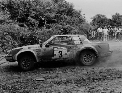 Björn Waldegard - Hans Thorszelius
14º Marlboro Rallye Cote d'Ivoire 1982. Toyota Celica 2000 GT. Clasificado 3º.

De 27 de Octubre al 1 de Noviembre, Abidjan, Costa d'Ivori, África.
Superficie: tierra.

El Rally tenia un total de 4935.51 km con 54 controles horarios.

Tomaron la salida 51 equipos, finalizaron 6.@
Palabras clave: Bjorn_Waldegard;Costa_Marfil;Toyota;Celica;1982