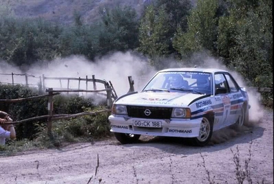 Walter Röhrl - Christian Geistdörfer
24º Rallye de Sanremo 1982. Opel Ascona 400 (GG-CK 188). Clasificado 3º.

Del 3 al 9 de Octubre, Sanremo, Imperia, Liguria, Italia.
Superficie: asfalto - tierra.

El Rally tenia un total de 2663 km de los que 735.44 km divididos en 56 tramos eran especiales.

Tomaron la salida 90 equipos, finalizaron 27.@
Palabras clave: Walter_Röhrl;Opel;Ascona;Sanremo;1982