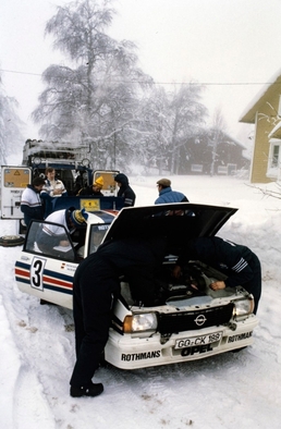 Asistencia del Equipo Rothmans Opel Rally Team en el 32º International Swedish Rally 1982
En el Opel Ascona 400 (GG-CK 188) de Walter Röhrl - Christian Geistdorfer, clasificado 3º.

Del 12 al 14 de Febrero, Karlstad, Suecia.
Superficie: nieve - hielo.

El Rally tenia un total de 1390.00 km de los que 366.51 km divididos en 25 tramos eran especiales (2 de ellas fueron canceladas SS11 Rada de 6 Km y SS14 Klaralven de 8 Km).

Tomaron la salida 116 equipos, finalizaron 68.@
Palabras clave: Walter_Röhrl;Opel_Ascona;Suecia;1982;Nieve;Asistencias