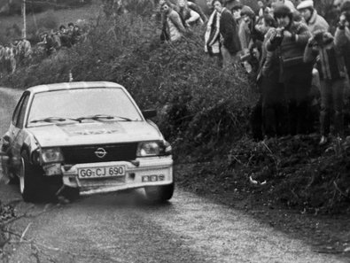 Henri Toivonen - Fred Gallagher
42º Rothmans Circuit of Ireland 1982. Opel Ascona 400 (GG-CJ 690). Clasificado 3º.

Del 9 al 13 de Abril, Belfast, Ulster, Irlanda.
Superficie: asfalto.

El Rally tenía 863.49 km cronometrados divididos en 63 tramos, (7 de ellos fueron cancelados, SS32 Curraduff de 12.74 km, SS37 Craigue Bridge de 8.58 km, SS51 Templeshambo de 9.41 km, SS52 Knockbrandon de 14.05 km, SS58 Carrickaboy de 13.15 km, SS61 Crosskeys de 17.36 km, SS62 Bonds Bridge de 13.55km).

Tomaron la salida 97 equipos, finalizaron 44.@
Palabras clave: Henri_Toivonen;Irlanda;Ireland;Opel;Ascona;1982